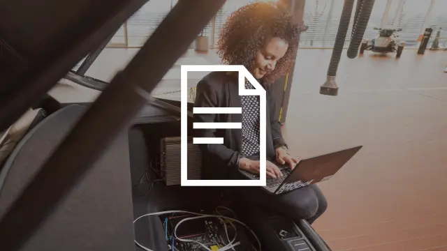 Mulher busca emprego no computador