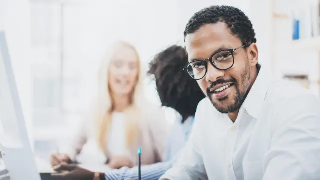 um gerente de empresa e duas pessoas da equipe