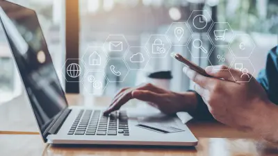 Pessoa mexendo no computador e celularCRM voltado para CX: Tempo real e visão 360º