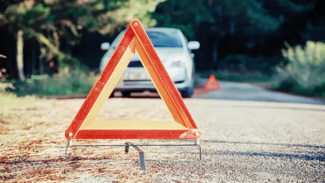 carro parado na via esperando por assistência veicular