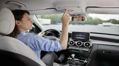 pessoa no carro apertando botão ecall em situação de emergência