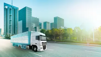 caminhão transportando carga refrigerada