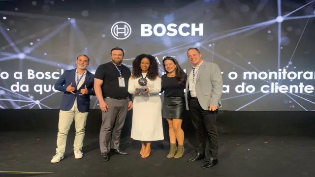 colaboradores bosch no palco recebendo trofeu do premio smart customer