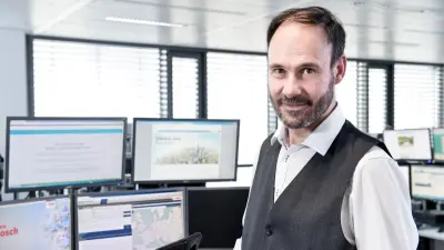 homem em uma sala de monitoramento