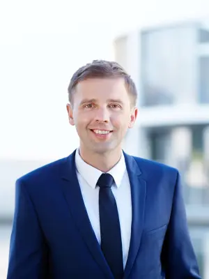 Arne Schönfeld olhando para a câmera, retrato