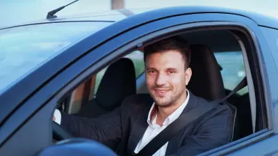 Homem atrás de volante de veículo