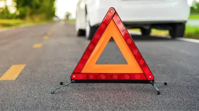 Veículo parado na estrada com triângulo aguardando assistência veicular