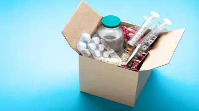 uma caixa de papelão com vários remédios dentro