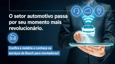 homem mexendo em tablet