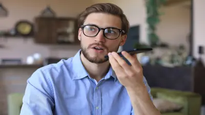 homem conversando no celular