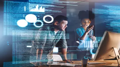 colaboradores de costas trabalhando e teclando no notebook e computador