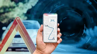 uma pessoa com o celular na mão pedindo assistencia veicular